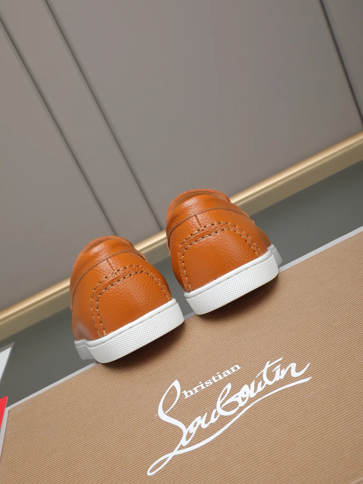 PP480 Christian Louboutin (red-soled shoes) Italian men's casual sneakers are shipped! Each pair of shoes from this Italian handmade shoe brand has a simple and classic design, which is very comfortable and versatile! The upper fabric of this shoe is made of imported cowhide, with high-end and comfortable cowhide lining! The outsole is made of original rubber bottom sheets and is lined with cowhide! Brand-specific mold-opening foot bed, exclusive private mold control! Original box packaging! 39 40 41 42 43 44 (38 45 46 customized)